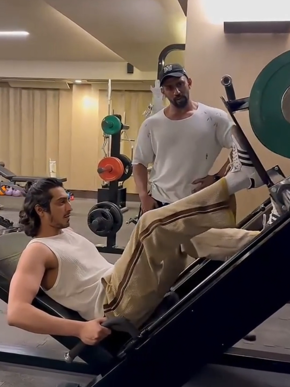 #funfact  Tahukah kalian?  Tempat gym Ahaan Panday adalah di Mannat.  Yaaa .. Mannat rumah sang Baadshah, Shah Rukh Khan.   Seperti yang kita ketahui keluarga Panday dan Shahrukh memang sangat dekat dan erat.  Dari awal mula karir Shah Rukh Khan dimulai. Shahrukh tinggal bersama keluarga Panday.  Tidak heran jika keluarga Panday selalu diajak kemanapun Shahrukh dan keluarganya pergi. Terkhusus Ananya Panday.  Begitupun Ahaan Panday.  Ahaan dan Aryan sudah berteman dekat dari kecil.  Saling support satu sama lain. Dengan debut di tahun yang sama.  Ahaan sebagai aktor dan Aryan sebagai sutradara.  Debut keduanya sukses besar.  Ahaan pun mengidolakan Shahrukh. Dimana dia selalu mendengarkan lagu - lagu dari film Shahrukh setiap harinya. Shahrukh menjadi inspirasinya.  Mereka sangat dekat dan sudah seperti keluarga sehingga tempat  private gym Ahaan pun di Mannat❤️.  #ahaanpanday #saiyaara #ahaaniansindonesia #promoseruweekend 