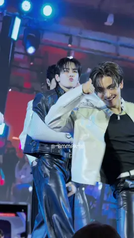 ยังไม่ออกจากชอตนี้…พี่จุงพาน้องต้าเต้นท่าอารายค๊าบบบหรือสปอยท่าเพลงใหม่ป่ะ ละนี่ขนาดเจ้าเด็กจิ๋วมานแขนเจ็บนะเต้นซะพริ้วเลย 🫣🫠 #Santapp #แซนต้าพงศภัค  #JoongArchen #จุงอาเชน  JASPER X BREEZE  #BreezeQuickWashxJasper