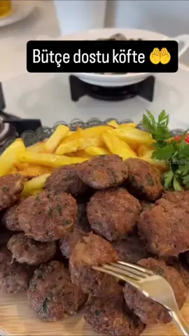 KIBRIS KÖFTESi (EKONOMiK KÖFTE) Malzemeler 3 adet patates  1 kase kiyma 1 adet sogan Çeyrek demet maydonoz 1 adet yumurta 4 yemek kasigi galeta unu(ben bayat ekmek içi kullandim) Tuz,karabiber,toz biber,kimyon Yapılışı; Patatesleri rendeleyip suyunu süzelim. Diğer malzemeleri ilave edip güzelce yoğuralım köfteyi(bu asama önemli) Ardından köftelere şekil verip kızgın yağda önlü arkalı  pişirelim. Afiyet olsun. 💕💕 @yemek_kelebegi 📸🤌 #keşfetteyız  #bütçe #keşfetteyız  #ekonomik