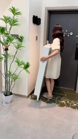 顏值好高的鞋櫃真的讓人一見鍾情！✨ 簡約又有質感，搭配什麼風格的玄關都不違和～ 容量也超強，鞋子、雨具、小物件通通收得整整齊齊，還有層板可調節，超級實用！ 不僅是鞋櫃，更是玄關的一道風景🪄 每次回家看到它都覺得心情很好～ #家居作者扶持計劃 #收納好物 #收納 #收納好物分享 #收納櫃      ↓點擊帶走空間自由↓   👉：https://shopee.tw/gwenya8 （留言“+1”秒回下單信息， 關注IG @yookiwarehouse_tw獲取更多可愛好物🎀）   視頻源網絡，版權歸原作者，聯繫即刪