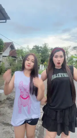 Atasan singlet sama rok yang kita pakai ada dikeranjang ya sayangku cinta😘🥰