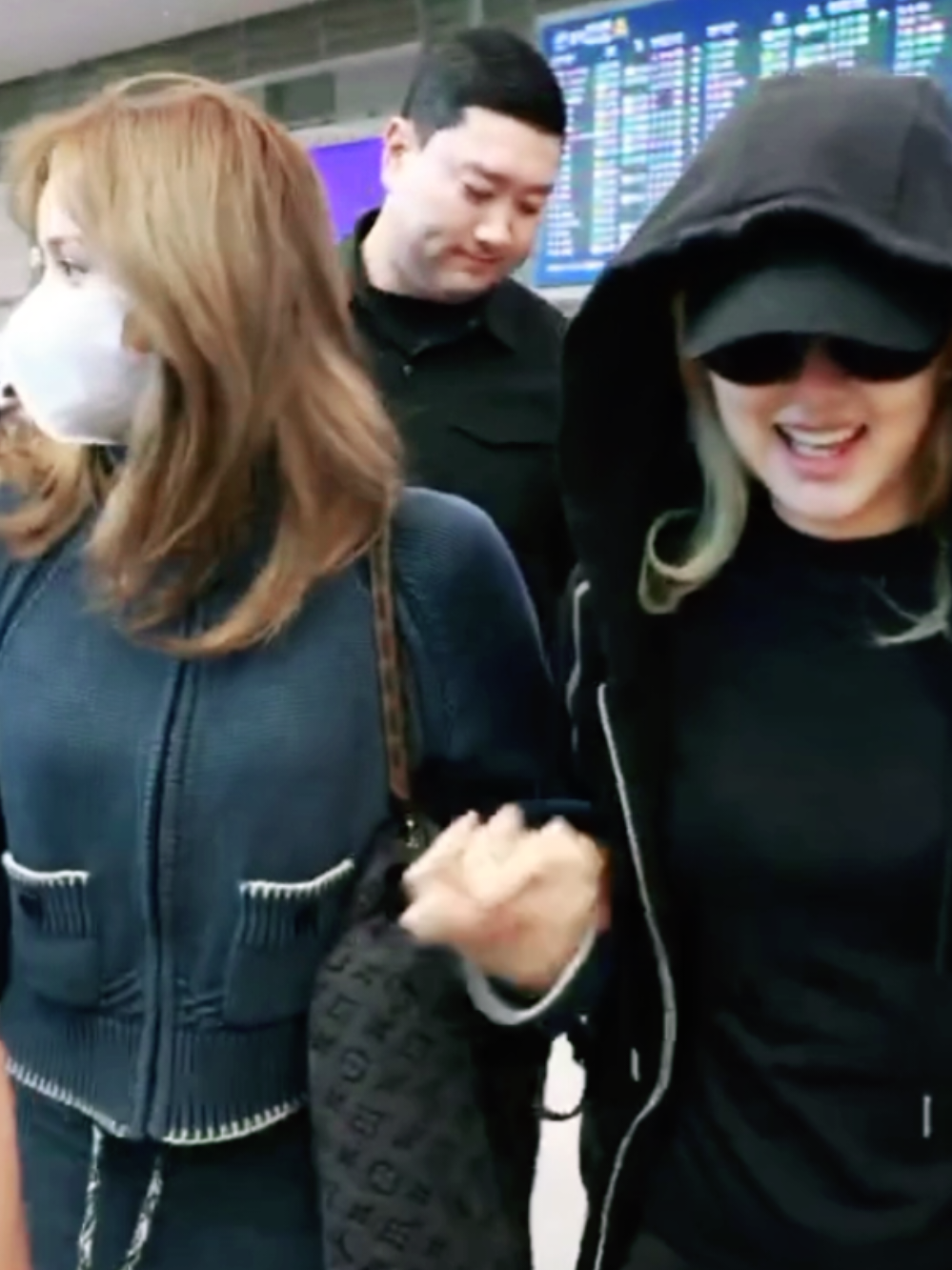 Pha nắm tay cồng kềnh tới từ vị trí Chaelisa 🤣 #lisa #rosé #chaelisa #lichaeng #🐣🐿 #xuhuong 
