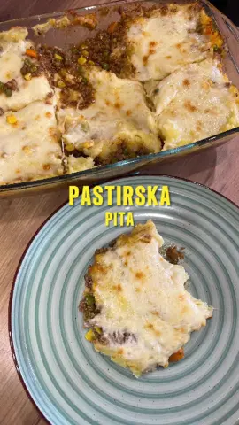 🥔🥘Pastirska pita🥘🥔 🍱Sastojci: • 500g juneće mleveno meso • 1 crni luk • 1 šargarepa • 2 čena belog luka • 1 kašika paradajz pirea • 250ml goveđeg bujona • pola šolje graška • pola šolje kukuruza • 1 kašika brašna • 1 kašikica peršuna • 1 kašikica slatke paprike • 1 kašikica ruzmarina • so • biber Pire krompir: • 5 krompira • 50g maslaca • 50ml mleka • so • biber 👨‍🍳 Prijatno! #PastirskaPita #ShepherdsPie #ručak #recepti #gastrobajker