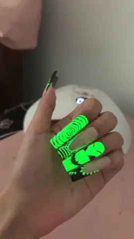 Boo 👻 #NailTok #nailart #pressonnailbusiness #glowinthedarknails #halloweennails 