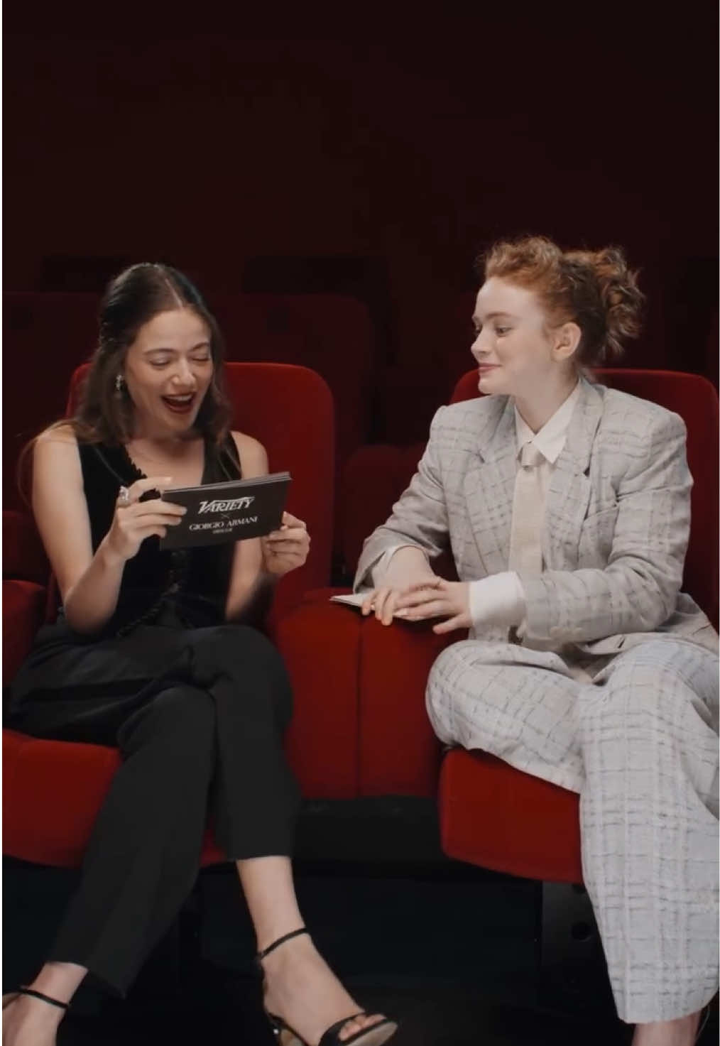 Sadie talks! No stranger things allowed in the comments… #Armanibeauty #SadieSink #MollyGordon 