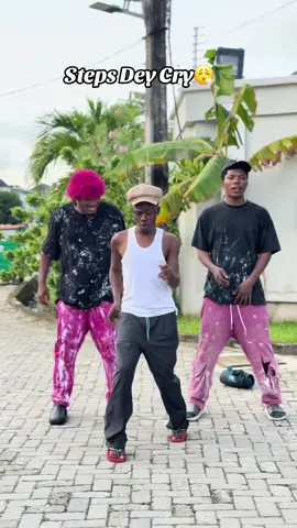 Oldtaker Tearing steps on a dancing  Billz 🥶😂  @Demzy BaYe @nahsammy 