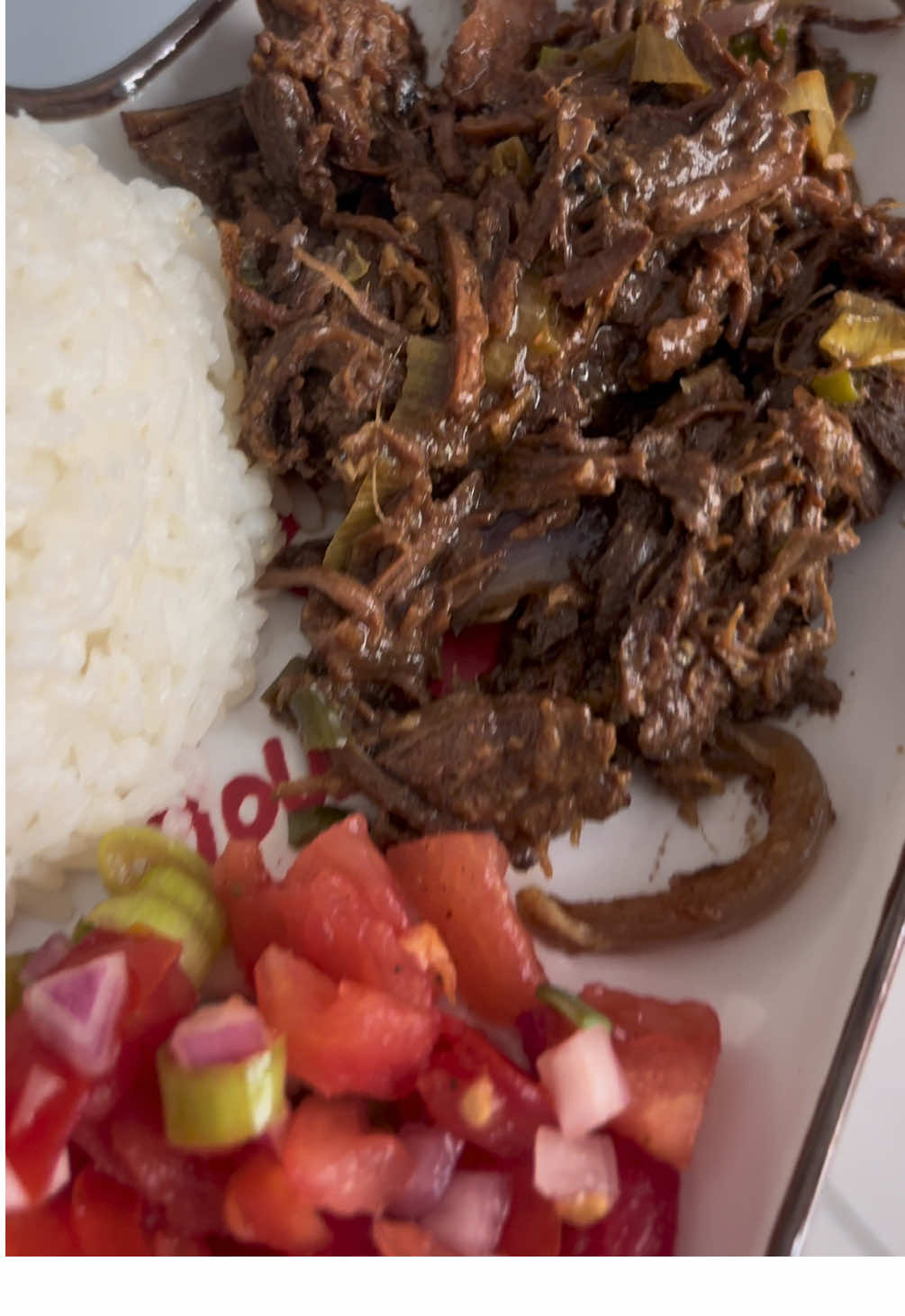 Natsiro zala aiiii 😋 Tsy maintsy magnano Hena ritra zay isak’erinandro 🤗  #malagasy #cuisineafricaine #foryoupage #tiktokmalagasygirl🇲🇬 #plat 