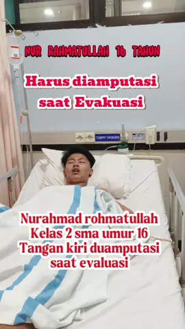 Ujian berat tak pernah datang tanpa kasih sayang Allah. Nur Rahmatullah harus melalui operasi amputasi saat evakuasi di Pondok Al Khoziny. Air mata sang ibunda adalah doa yang membumbung tinggi. Mari kita terus doakan semoga Allah beri kesabaran, kekuatan, dan jalan terbaik. 🤲 #BersamaSantri #AlKhozinyBangkit #TabahBersama #SantriKuat #DoaIbu