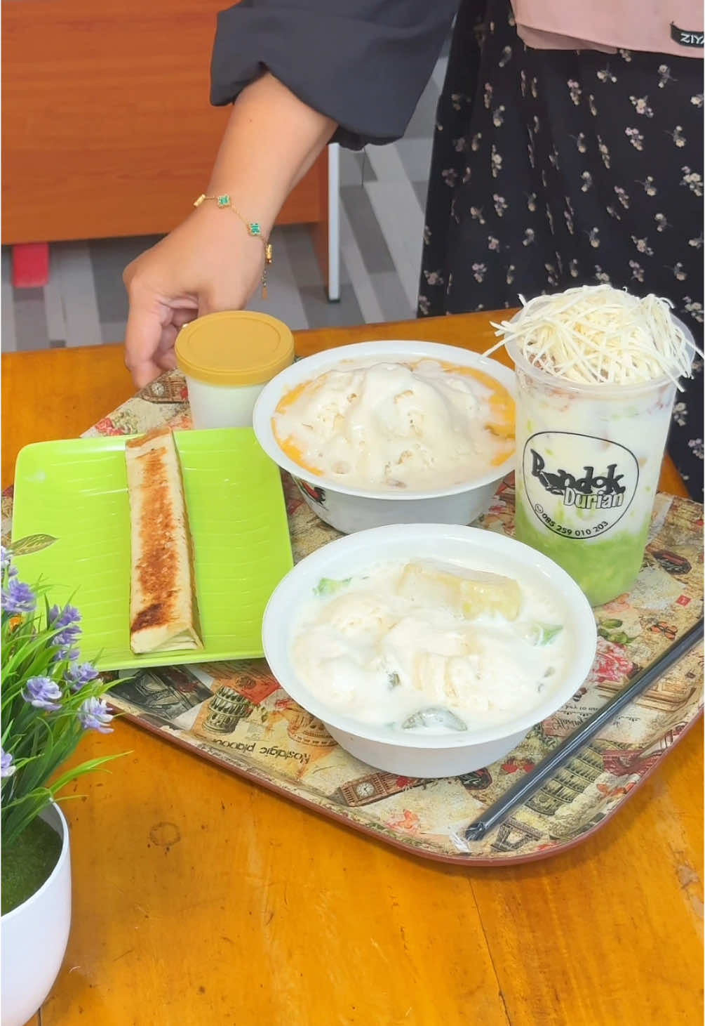 Guys!!!  Ada yang baru nih dikota probolinggo yang grand openingnya bagi2 hadiah!!!!✨ @Pondok Durian  📍jln Indragiri GG 1. No.D7 (sudah ada neon boxnya) ⏰Setiap Hari 09:00-21:00 📱0852 5901 0203  #probolinggokuliner #kulinerprobolinggo#kulineran #asyiknyakulineran #viral #kulinerkraksaan #kraksaankuliner #kotaprobolinggo #kulinerkotaprobolinggo #pondokdurian #durian #sopbuah #kebab 