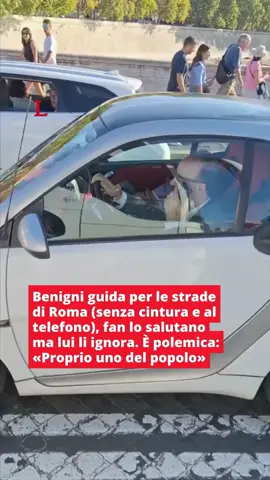 Per le strade di #Roma non è raro che ci si imbatta in qualche personaggio noto. C'è chi più sfrontato si precipita a chiedere una foto, chi decide di osservarne le movenze da lontano. E c'è anche chi si accontenta che gli venga ricambiato il saluto. Com'è successo a delle persone che mentre erano in fila al semaforo nel centro della Capitale si sono ritrovate accanto a #RobertoBenigni. Il comico era nella sua Smart (al telefono e senza cintura) come mostra il video pubblicato su Tik Tok. E nonostante i ripetuti «Roberto» per attirare la sua attenzione, l'attore ha ignorato il richiamo. Poi è ripartito lasciando i fan con l'amaro in bocca. 👉🏼 Link in bio #leggo