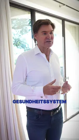 Wenn du heute ernsthaft krank wirst, hast du ein Problem. Nicht, weil Ärzte oder Pflegekräfte ihren Job nicht können - ganz im Gegenteil! Sondern weil unser gesamtes Gesundheitssystem kurz vor dem Kollaps steht. Arzttermine dauern Wochen. Krankenhäuser sind komplett überfüllt. Pflegekräfte gehen von Patient zu Patient, machen Doppelschichten - und stehen am Monatsende mit 3.000 € brutto da. Auf der anderen Seite: Eine Ministerin. Kein medizinischer Hintergrund, keine Nachtschicht, keine Doppeldienste. Aber: 18.000 € Gehalt, Dienstwagen, Sonderversorgung.  Und sie entscheidet, unter welchen Bedingungen Ärzte und Pfleger arbeiten müssen. Das ist kein Gesundheitssystem. Das ist ein System, das Menschen verheizt und Bürger im Stich lässt. Was ist eure Meinung dazu? #gesundheitssystem #deutschland
