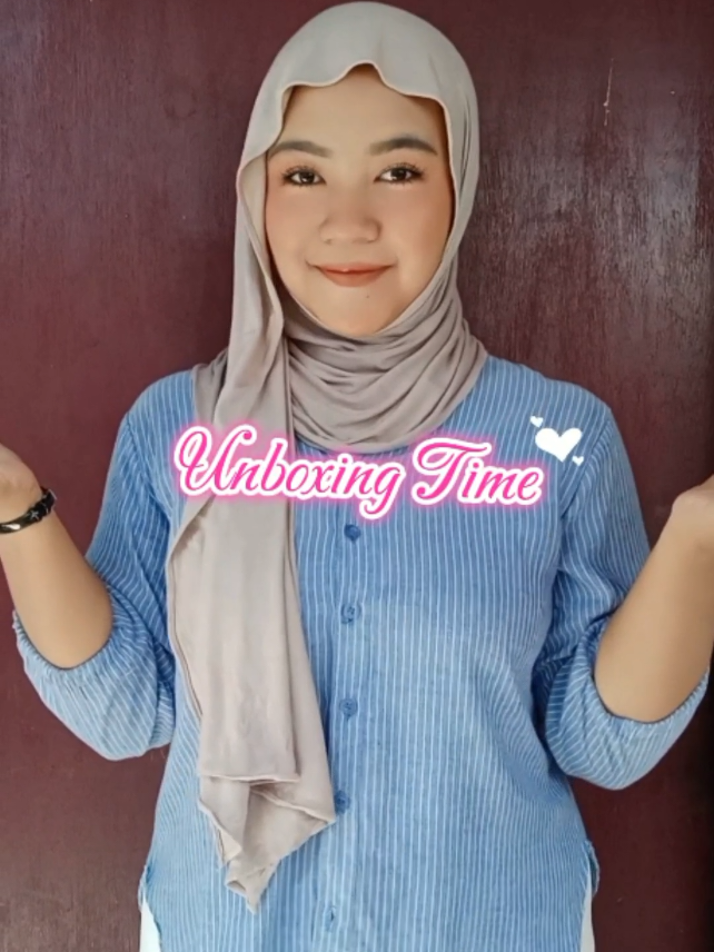 UNBOXING TIME :p kemejanya cakepp poll guyss, kalo mau samaan langsung ajaa co di keranjang kuning 👆🏻 #kemejawanita #atasanwanita #atasanwanitamurah #kemejaviral #hyle #unboxing #kemejakekinian #affiliate #tiktokshop #foryou #fypage #fyp #fyppppppppppppppppppppppp #trending 