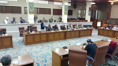 Setelah sempat terjadi ketengagan antar peserta rapat, perwakilan dari BT Batik Trusmi memilih untuk walk out dari rapat yang membahas terkait naming right stasiun, Kamis (02/10/2025) #fyp #kotacirebon #rctvcirebon #tiktokinfo 