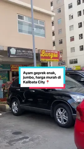 Menunya ada banyak bangettt di sini. Aku pesen yang ayam + kulit dan dapetnya versi jumbo. GAK PELIT SAMA SEKALIIII Harganya masih murah-murah banget. Cobainnn ini dehh, oke buat makan kenyangg 🫶🏻 #ayam #kulit #friedchicken #kulinerkalibata #kulinerjakarta 