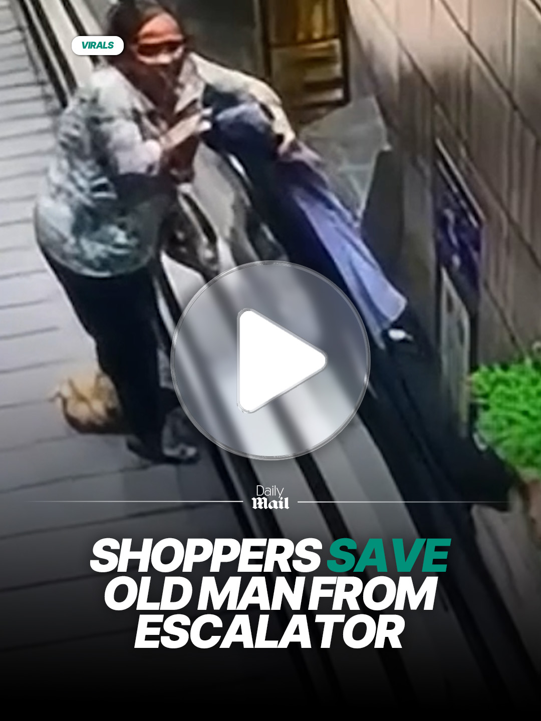 They rushed to pull him up 👏 🎥 Newsflare #news #hero #help #accident