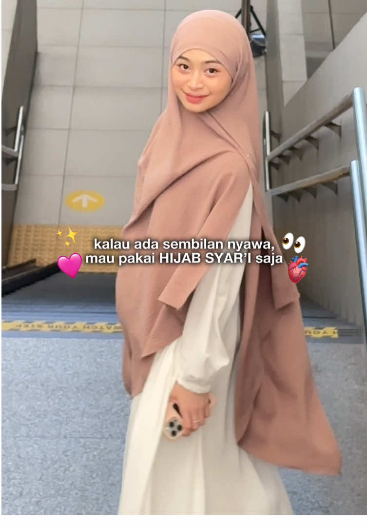 proses pakai kerudung lumayan panjang yaa. dari masih lepas pasang kerudung, kerudung cekek, pashmina lilit, sampai alhamdulillah kerudung seperti ini.. yaaa namanya juga berproses 😆 semoga kita semua terus dituntun Allah untuk memperbaiki diri, penampilan, hati, daaaan lain-lain setiap harinya 🫶🏻 @BeCover U  #hijabsyari #pashminabandana #selfreminder #selflove❤️ 
