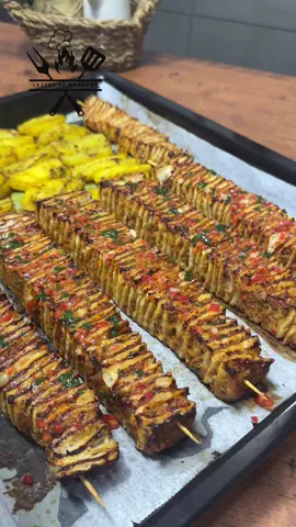 Tavuklu tortilla kebabı  Kebap malzemeleri  8 adet tortilla ekmeği  500 gram tavuk kıyması 1 adet soğan  1 adet yeşil biber  1 adet kırmızı biber  2 diş sarımsak  1 adet domates  1 tatlı kaşığı biber salçası  Bir tutam maydonoz  1 tatlı kaşığı kekik  1 çay kaşığı tuz 1 çay kaşığı Kimyon 1 çay kaşığı pul biber  1 çay kaşığı karabiber  Patates için malzemeler  3 adet patates  2 yemek kaşığı sıvıyağ  1 tatlı kaşığı köri  1 tatlı kaşığı kekik 1 tatlı kaşığı kajun baharatı 1 diş sarımsak  Üzeri için  Maydonoz  1 diş sarımsak  1 adet kapya biber  3/1 çay bardağı sıvı yağ #kebap #pratiktarifler #tavuk #chicken #yemek 