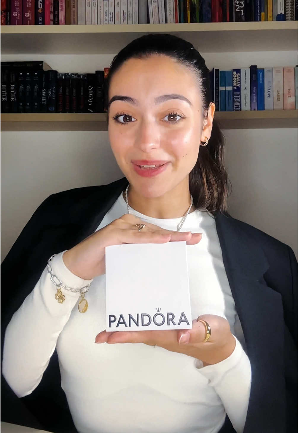 Ma la bellezza di questi charm Annalisa per @Pandora ? Ne vogliamo parlare?🥰 Partecipando al concorso “Annalisa X Pandora” potreste vincere un’esperienza da sogno ai suoi concerti, accedere al soundcheck in esclusiva e ricevere uno dei 40 charm in edizione limitata!✨ Avete tempo fino al 5 Ottobre… ma fossi in voi mi sbrigherei!💛 #adv #Pandora #AnnalisaxPandora 