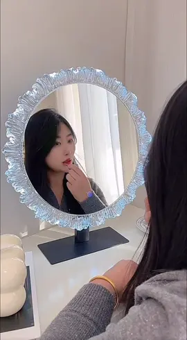 Gương Trang Điểm Để Bàn Tích Hợp Đèn Led ,Thiết Kế Viền Sông Băng Sang Trọng ,2 Chế Độ Màu Ánh Sáng #dogiadungtienich #hot #thinhhanh #lenxuhuong #thinhhanhxuhuong #xuhuong #hottrend #thinhhanhtiktok #xuhuongtiktok #hottrendtiktok 