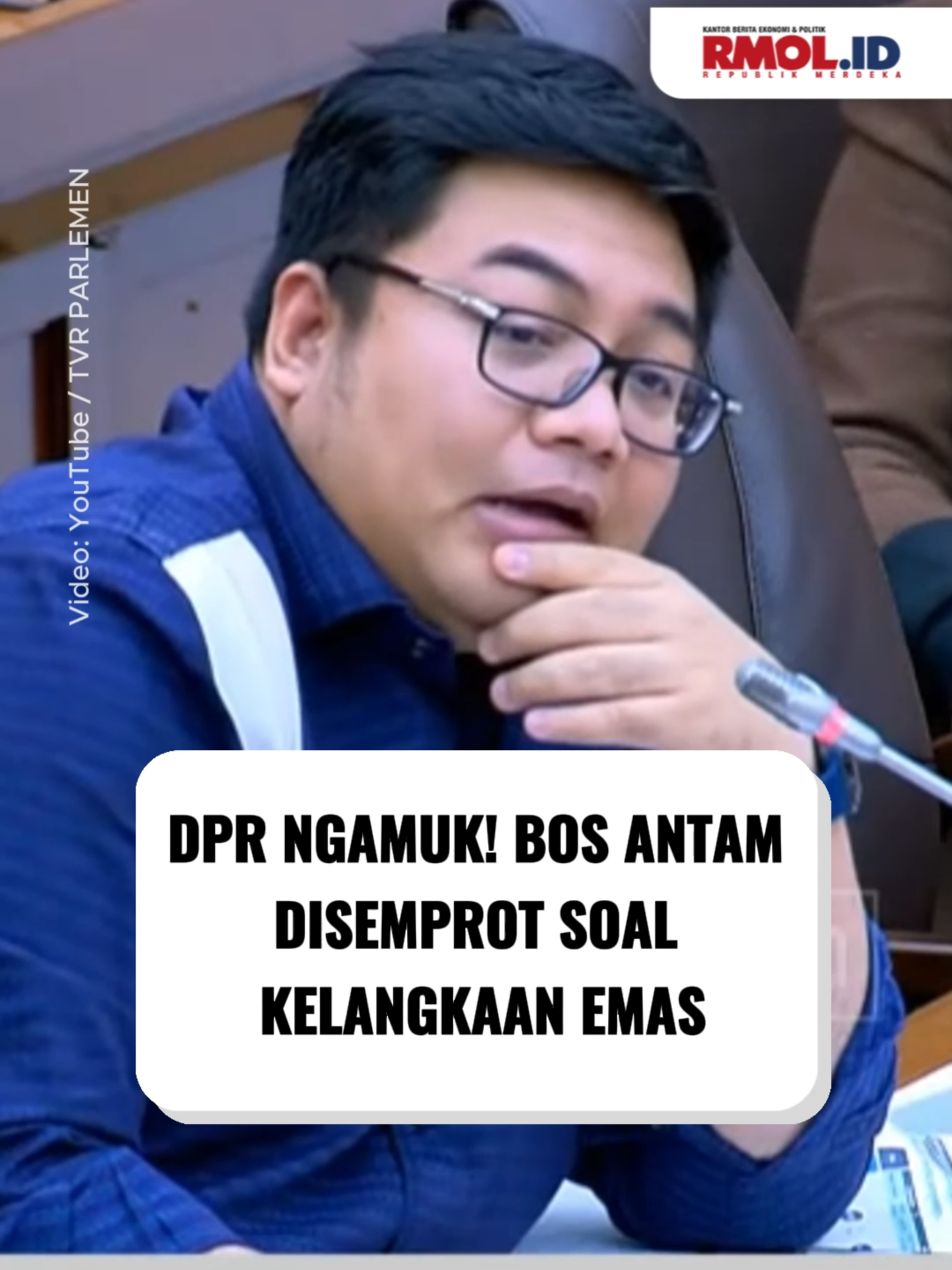 Suasana rapat kerja Komisi VI DPR RI memanas ketika anggota dewan, Kawendra Lukistian, menggebrak meja saat menyoroti kelangkaan emas Antam. Ia menuding ada indikasi permainan harga di balik sulitnya masyarakat mendapatkan emas. Menurutnya, pasokan yang terbatas bisa memicu inflasi. “Saya dapat laporan stok emas hanya bisa keluar 20 persen. Kalau begini, seolah nunggu harga naik dulu. Ini permainan?” ujar Kawendra di Kompleks Parlemen, Senayan, Senin, 29 September 2025. Menanggapi kritik keras itu, Direktur Utama PT Antam, Achmad Ardianto, menampik tudingan permainan. Ia menjelaskan keterbatasan stok terjadi karena kendala modal kerja perusahaan. Video Editor: Andre Rangga #rmol #republikmerdekaonline #DPR #boss #antam #emas