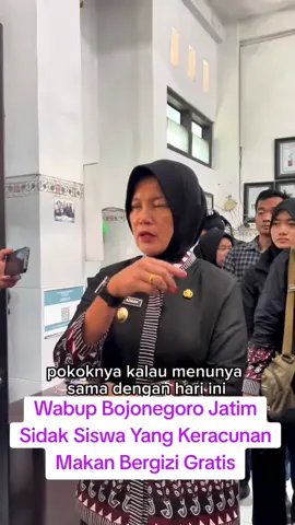 Menindaklanjuti kasus dugaan keracunan makanan pada siswa, hari ini Kamis (2/10/2025) wabup Bojonegoro Nurul Azizah melakukan inspeksi mendadak ke lokasi penyedia menu MBG, menyusul laporan sejumlah siswa yang mengalami gejala keracunan usai mengonsumsi makanan tersebut.  Tim gabungan dari pihak sekolah, dinas kesehatan, dan kepolisian turut hadir untuk memastikan penyebab dan mengambil langkah pencegahan lanjutan.  #Sidak #bojonegoro #mbg #makanbergizigratis #keracunan 