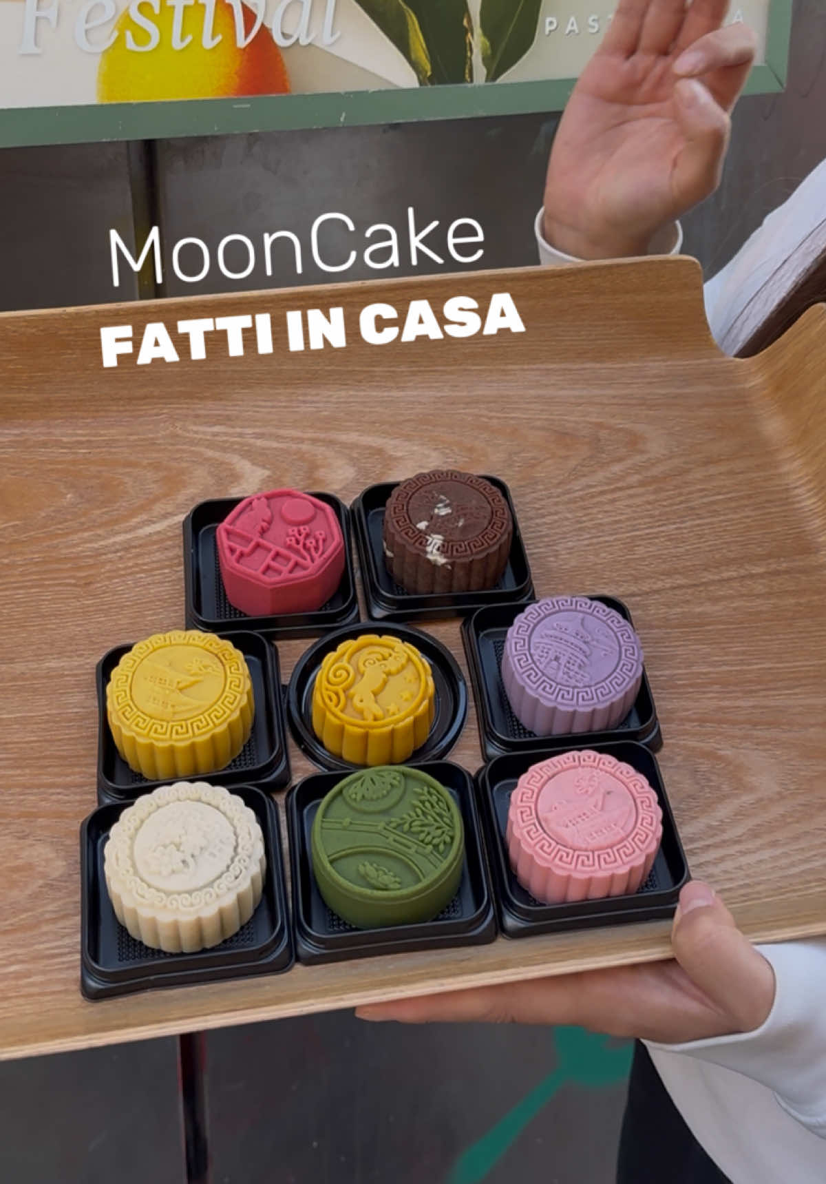 A caccia di MoonCake con @alyiii_ 🥮 che ultimamente stanno invadendo Chinatown. Ma vi siete mai chiesti che cosa sono? I MoonCake sono dolci tradizionali consumati solo in questo periodo dell’anno, in prossimità della Festa di Metà Autunno (aka Festa della Luna) 🍂 E voi li avete mai provati? #suppliedby S’Lab Milano 💚