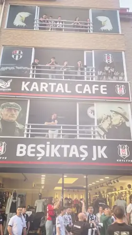 🦅 Büyük Beşiktaş Taraftarı her zamanki gibi görev başında! Derbi öncesi yuvalarda, derbi günü tribünde… Her yerde, dimdik ayakta, kayıtsız şartsız Beşiktaş’ın yanında! 🖤🤍  #ÖnceYuvayaSonraCimboma