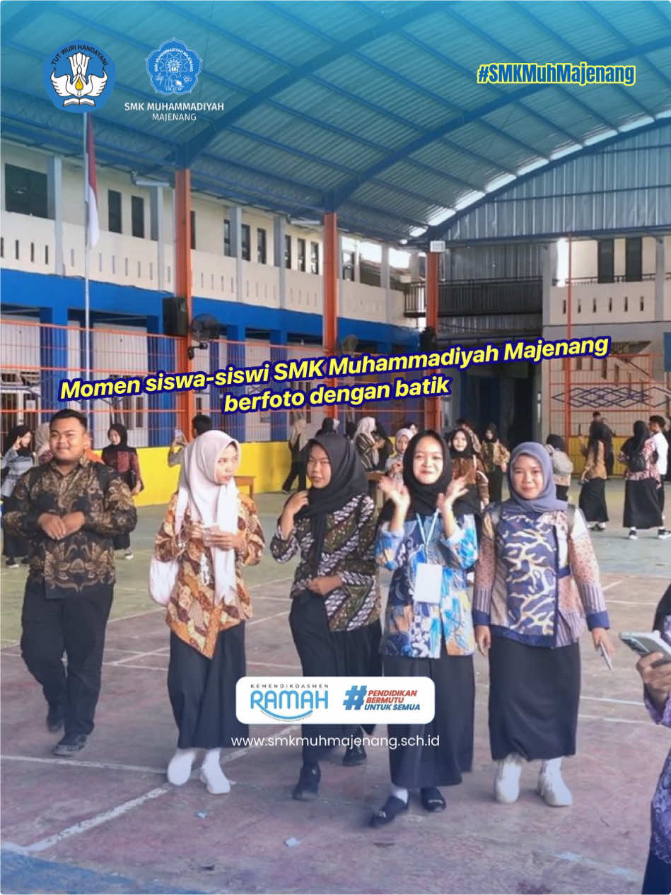 Momen siswa-siswi SMK Muhammadiyah Majenang berfoto dengan batik, penuh bangga di Hari Batik Nasional #smkmuhammadiyahmajenang #haribatiknasional 