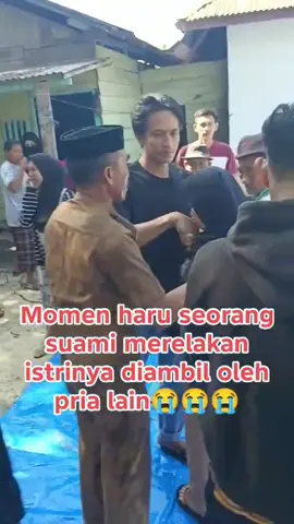 Momen seorang suami di kecamatan tongauna utara serahkan istrinya kepada laki-lain lain melalui prosesi adat Mowea yaitu hukum adat penyelesaian konflik perselingkuhan atau perzinahan (umoapi) dan masalah rumah tangga. . #sultrahitz#sultrahits #sulawesitenggara #viralreeĺs#konawe