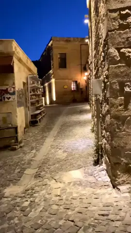 Kapadokya'da Adım Adım 🚶🚶🚶 Şehrin Sesleri ile  Kapadokya’nın kalbi Ürgüp, milyonlarca yıl önce volkanların püskürttüğü lav ve tüflerin zamanla rüzgâr ve yağmur tarafından aşındırılmasıyla oluştu. Bu eşsiz coğrafya, insanlığın izleriyle buluştu: Hititlerden Perslere, Romalılardan Bizans’a, Selçukludan Karamanoğulları’na kadar birçok medeniyet Ürgüp’te iz bıraktı.  Videomuz, Temenni Tepesi’nde gece ile gün doğumunun buluştuğu manzara ile başlıyor 🌄. Ardından 13. yüzyıl kitabesiyle Selçuklu’dan Karamanoğulları dönemine uzanan Karamanoğlu Camii Kebir (İbrahim Bey Camii)’nin manevi atmosferine giriyoruz 🕌. Yolculuk, Kapadokya’nın simgesi Üç Güzeller peribacaları ve gökyüzünü süsleyen sıcak hava balonlarıyla sona eriyor 🎈.  Adım adım Ürgüp’ün hem doğal oluşumunu hem de tarihi mirasını keşfedin! ✨Sevgili Yılmaz Sezer Tiktok sayfasından alıntı..