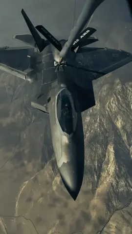 F-22 Raptor เป็นเครื่องบินขับไล่ล่องหนรุ่นที่ 5 ของสหรัฐอเมริกา ผลิตโดย Lockheed Martin ร่วมกับ Boeing ออกแบบมาเพื่อครองอากาศและโจมตีเป้าหมายภาคพื้นดิน มีความเร็วสูงสุดกว่า Mach 2 ใช้เทคโนโลยีล่องหน (Stealth) ทำให้ตรวจจับได้ยาก ติดตั้งเรดาร์ AN/APG-77 ที่ทันสมัยและระบบอาวุธครบครัน เช่น AIM-120 AMRAAM, AIM-9 Sidewinder และระเบิดนำวิถี แม่นยำสูง คล่องตัวมากจากระบบขับเคลื่อนแบบ Thrust Vectoring เข้าประจำการปี 2005 ผลิตเพียง 187 ลำ เนื่องจากต้นทุนสูงและกฎหมายห้ามส่งออก ถือเป็นหนึ่งในเครื่องบินรบที่ทรงพลังที่สุดในโลกจนถึงปัจจุบัน#F22Raptor#StealthFighter#USAF #FifthGenerationFighter#Aviation