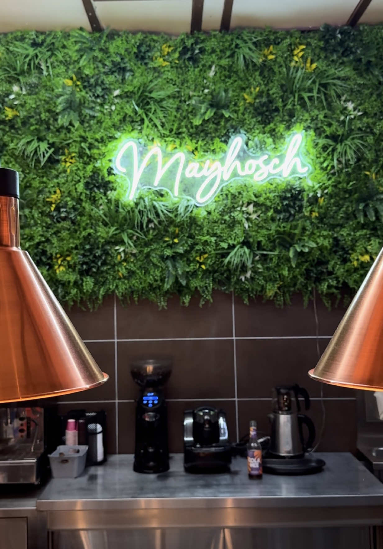 HALAL SMASHBURGER FOODSPOT IN STUTTGART 🍔🔥 📍FOODSPOT: @Mayhosch  Du suchst den ultimativen Helal Burger in Stuttgart? Dann musst du bei Mayhosch in Feuerbach vorbeischauen! Hier gibt’s: ✅ Saftige Smashburger mit knusprigem Rand ✅ Hausgemachte cremige Käsesoße 🧀 ✅ Knusprige Wedges / Fries – perfekt gewürzt ✅ Halloumi Burger als vegetarische Option 🧡 ✅ Familiäre Atmosphäre & stylischer Vibe – innen & außen 📍 Krailenshaldenstraße 39, 70469 Stuttgart  👉🏼 Save dir diesen Spot und markier deine Food-Lover-Freunde 🍟🍔 #mayhosch #stuttgartfoodspot #halalburger #fyp #viral