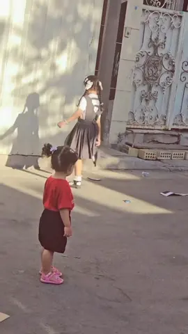 مشهد عفوي وجميل لبراءة الاطفال واحلامهم الوردية 🩷