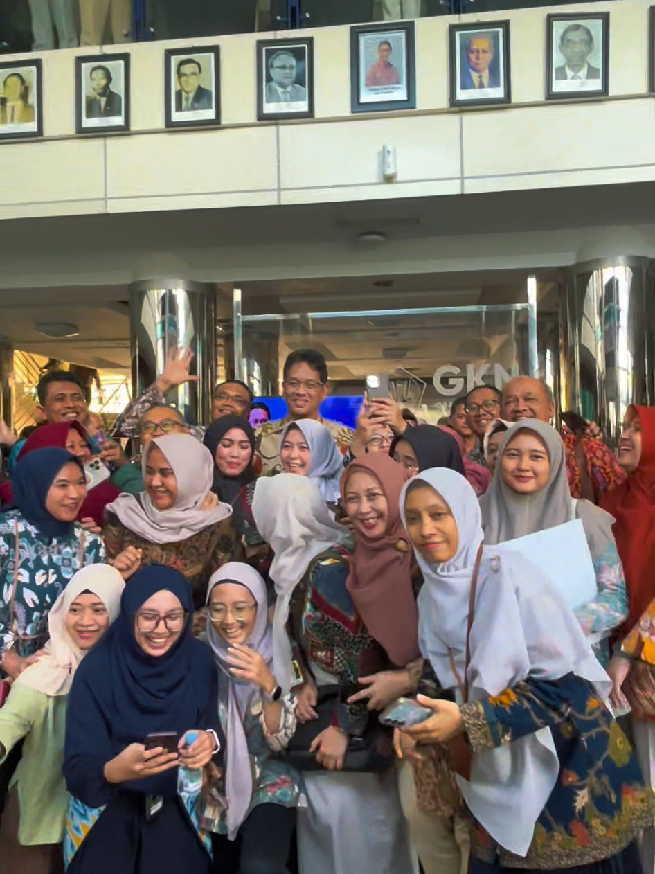 Oktober, Ber-nya apa? Ber-foto bareng pegawai @Kemenkeu RI  Regional Jawa Timur 👍👍👍 #purbayayudhisadewa #Kementeriankeuangan #uangkita
