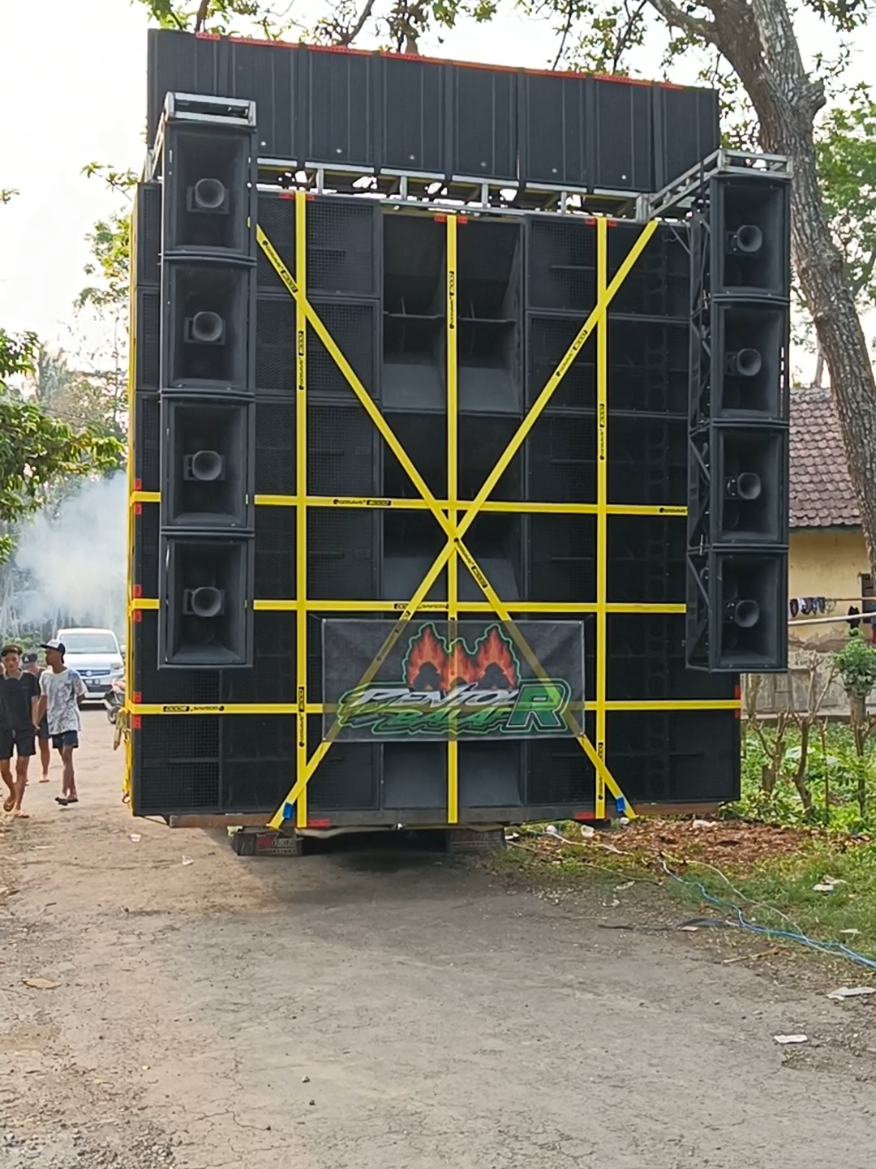 bass digass jenset ngebul #pentolbalapaudio #battlesound #soundhoregjawatimur #ceksound #karnaval 