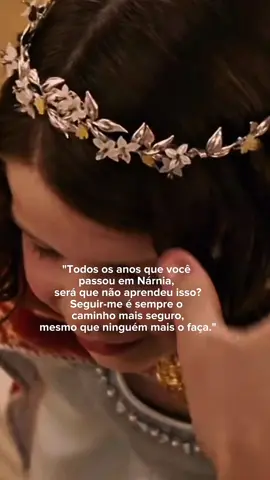 Lúcia foi a primeira a entrar em Nárnia, a primeira a enxergar o invisível quando ninguém acreditava nela. Seu coração puro e sua fé infantil a tornaram capaz de ver Aslam com mais clareza do que todos os outros. Aslam descreve a Lúcia como a que crê, a que vê e a que segue, mesmo quando todos duvidam. Ela é um reflexo da fé infantil e pura que Jesus elogia nos evangelhos: a confiança plena e sincera. Ela nos lembra que a fé não está em entender tudo, mas em acreditar mesmo quando o caminho parece impossível. Lúcia representa a beleza da confiança, a pureza de um coração que não se deixa endurecer e a esperança que continua acesa, mesmo em meio às trevas. Assim como Lúcia, às vezes hesitamos porque tememos o peso da solidão. No entanto, o Senhor nos lembra: o caminho seguro não é aquele em que muitos andam, mas aquele em que Ele mesmo nos guia. 