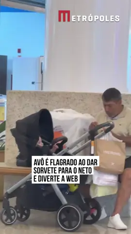 👶 Enquanto passeava no #shopping, Melissa deixou o filho, o pequeno Filippo, com seu pai, um #avô para lá de babão. No entanto, ela não esperava que, ao retornar, iria encontrar o pequeno tomando sorvete.  Ao flagrar o pai oferecendo a casquinha de sorvete para o neto, Melissa gravou e compartilhou o #vídeo nas #redessociais. O registro viralizou e os internautas se divertiram e se identificaram com a situação.  “A gente não pode dar açúcar para os filhos justamente para os avós poderem dar, eles usam toda a cota de açúcar com carinho”, dizia um comentário. “Introdução alimentar de avô”, brincou outro. #EntretêNews 🎥 @me.prado | @myhoodbr