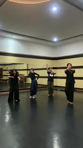 masih dengan dc ini bersama @Deri Ardi @nevlin @manusia kuat #fyp #dance #isbibandung 