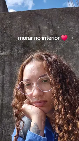 08:40 da manhã de uma quinta feira. Sentada na calçada esperando minha carona kkk