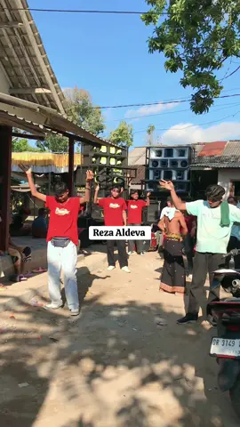 Collab bareng Risma musik #lomboktiktok_fyp🌴🌴🖤🖤🖤sasak #lomboktiktok_fyp🌴 #sasakvirallombok🥀wah🌴🌴🌳 #rezaejot #aldevamusik💃🏻💃🏻🎶🎶❤️ 