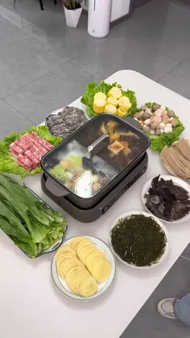 Thật tuyệt vời khi có một chiếc nồi lẩu điện trong nhà để nấu nướng và thưởng thức. Nồi có dung tích lớn 7 lít, điều khiển nhiệt độ độc lập, dễ sử dụng. Thiết kế tách rời giúp việc vệ sinh dễ dàng. #NồiLẩuĐiệnSuporYuanyang#NồiLẩuĐiệnYuanyang #NồiLẩuĐiện Lẩu #lẩu