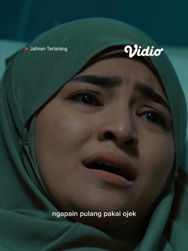 Berbuat baiklah dengan bijak, agar kebaikanmu tak berubah jadi luka yang kau ciptakan sendiri Jalinan Terlarang, sudah tayang! Nonton episode 1 & 2 gratis hanya di Vidio. #jalinanterlarang #vidiooriginals #vidiooriginalseries #mariatheodore #keishaalvaro 