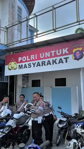 Anggota Kepolisian dari unit Turjawali Satlantas Polresta Palangka Raya yang di pimpin langsung oleh Kanit Patroli Ipda Dedi Hendra Kurniawan melakukan penindakan balapan liar pada kamis (2/10/2025) Sore. Para pelaku balapan liar tersebut diamankan di Jalan Adonis Samad kawasan Bandara Tjilik Riwut. Saat diamankan mereka sedang melakukan balapan. Aksi tersebut sangat menggangu masyarakat dan pengguna jalan. Belasan sepeda motor diamankan petugas kepolisian ke Polresta Palangka Raya. Kondisi sepeda motor yang diamankan rata-rata tidak di pasang spion, plat nomor dan menggunakan knalpot brong. #turjawali #polrestapalangkaraya #polriuntukmasyarakat #poldakalteng #salampresisi 