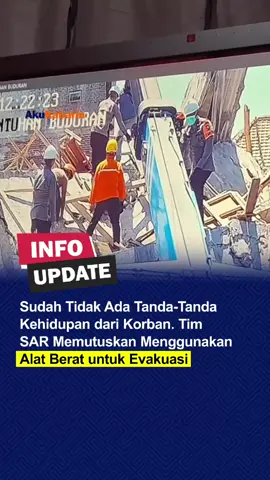 Update Evakuasi Santri di Ponpes Al-Khoziny. Setelah 3 hari pencarian manual, Di hari Ke 4 ini, Tim SAR Gabungan resmi gunakan alat berat untuk mengangkat beton & material reruntuhan. Keputusan ini diambil bersama Basarnas, BNPB, TNI, Polri, relawan, dan keluarga korban. Keluarga korban ikhlas proses evakuasi menggunakan alat berat. Proses pembongkaran dimulai Kamis (2/10) pukul 11.30 WIB. Doa terbaik untuk para korban 🙏 #beritaviral #infoviral #viralhariini #fyp #akukabarin