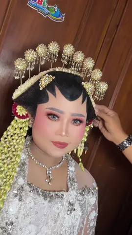 Pengantin solo#makeupnganjukhits #makeupwedding .