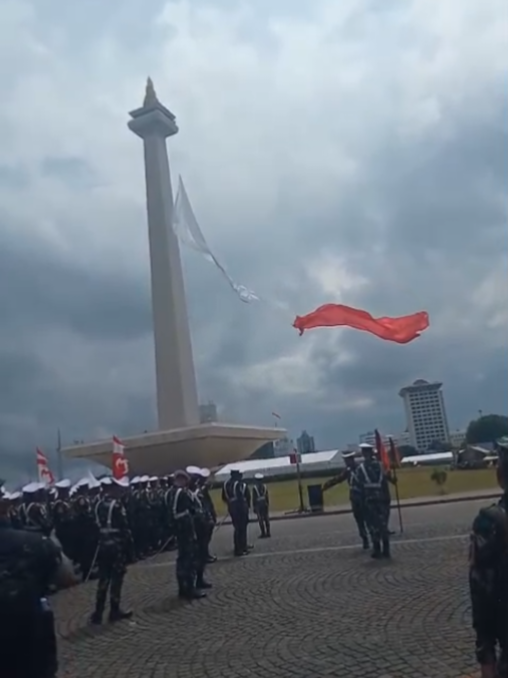 waduh pertanda apa nih bendera putih 🥺🥺🥺 #HUTTNI #GladiHUTTNI #Monas #5oktober #TNI 