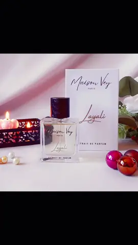 Salutations 🍑 LAYALI EXTRAIT DE PARFUM🍎 DE LA MAISON VEY. LAYALI ليالي. 🍇 Layali – Maison Vey 🍒 Dans l’écrin élégant de son flacon, Layali capture la magie des nuits parfumées, celles où l’air se pare de mystère et de douceur. Dès l’ouverture, un éclat fruité jaillit, juteux et lumineux, comme une promesse de gourmandise délicate. Les accents doux se mêlent à une vanille caressante, offrant une tendresse presque tactile, comme une étoffe de soie glissant sur la peau. Puis vient la fraîcheur verte, rappelant la sève et la vitalité des jardins secrets, avant que la chaleur de l’ambre n’illumine la composition d’une aura sensuelle et réconfortante. Les nuances poudrées ajoutent une élégance feutrée, tandis que le musc se love comme une seconde peau. Enfin, une touche de doux épicé éveille subtilement les sens, laissant derrière soi une empreinte envoûtante, à la fois discrète et irrésistible. Layali est une balade nocturne entre rêve et réalité, une étoile parfumée suspendue au cœur de la nuit. #ليالي #layali #parfum #fragrancetiktok #perfumetiktok 