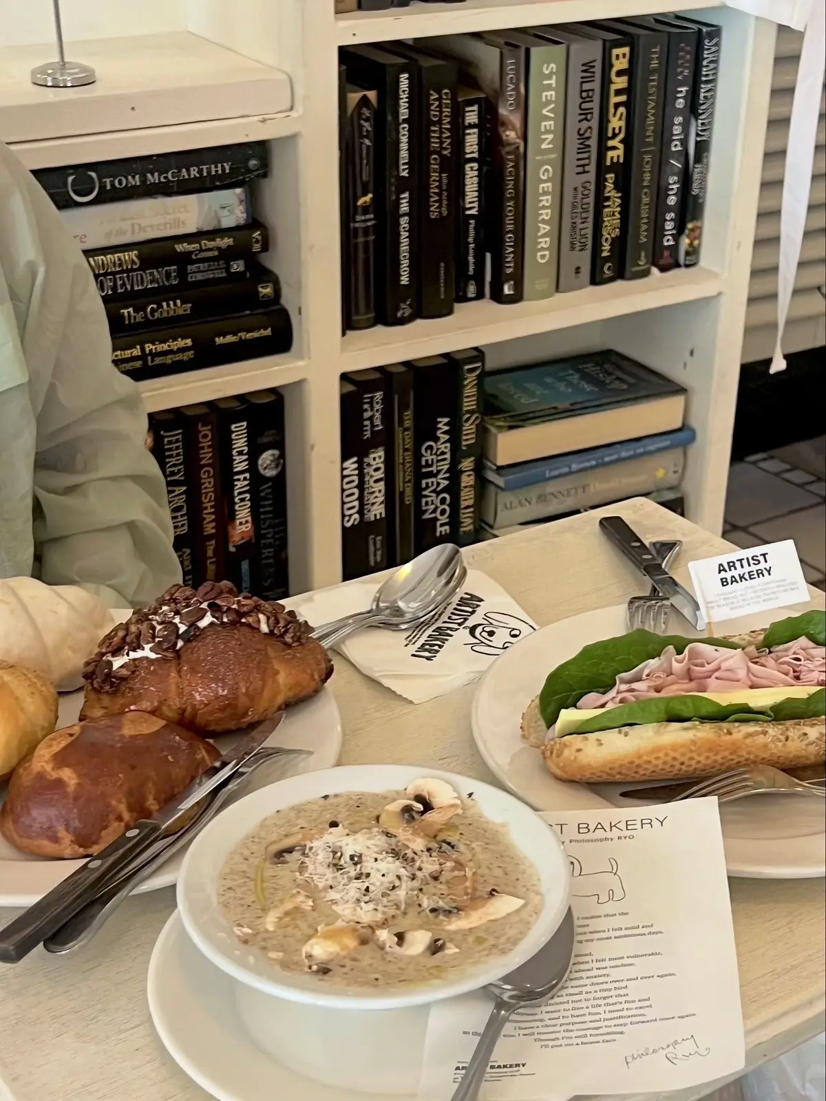 artistbakery / 안국（安国） 🥐 韓国出張中のモーニング📰🎻☕ オススメしてもらったロンドンベーグルの系列のお店。 平日、オープン前に行ってウェイティングしたけどかなり混んでた(^^; 塩パンだけでこんなに種類があって、迷いに迷ってみんなでシェアすることに…💭🤎 今まで食べた中で一番美味しかった。特にマッシュルームスープが美味しすぎて、これは絶対にリピしたい🥣✨ 韓国カフェは見た目が可愛いのはもちろん、 ちゃんと味も美味しい🦢♡ #artistbakery #アーティストベーカリー #韓国旅行  #韓国カフェ #韓国モーニング                      	    