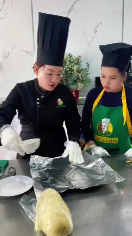 Cách Làm Gà Bó Xôi Tại Khoá Nấu Tiệc Bếp Cô Linh 🥰 Bếp Cô Linh, Từ CĂN BẾP nhỏ đến CƠ NGHIỆP lớn #dichvunauan #hocnauan #hocnautiec #monangon #bepcolinh  