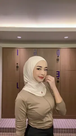 adel time🎾🏓 Hijabnya super nyaman dari @Lozy id ada di keranjang kuning🤍  #padel #ootdpadel #ootdpadelhijab #padelhijab #hijabsport #hijabolahraga #lozytencel #sporthijab 